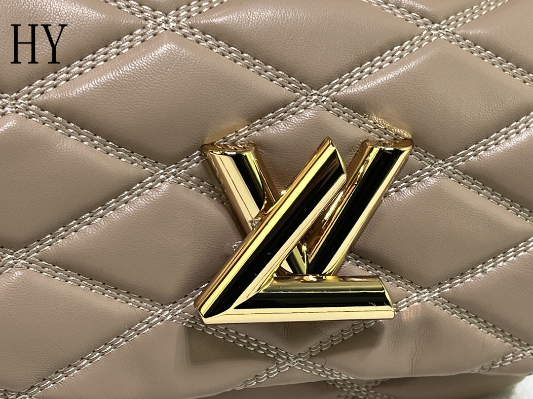 louis vuitton quilted handbag 23x16x10 cm - Image 5