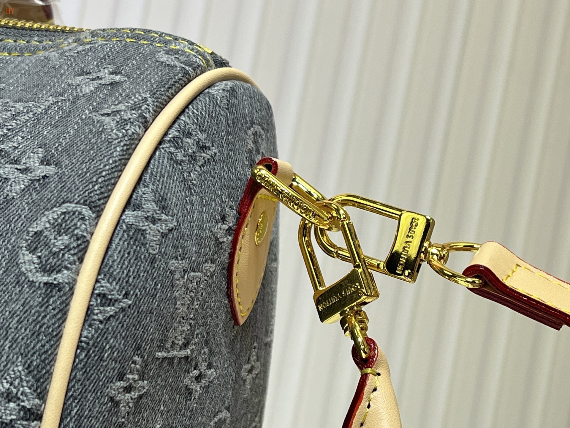 louis vuitton monogram canvas handbag 30*21*17 - Image 5