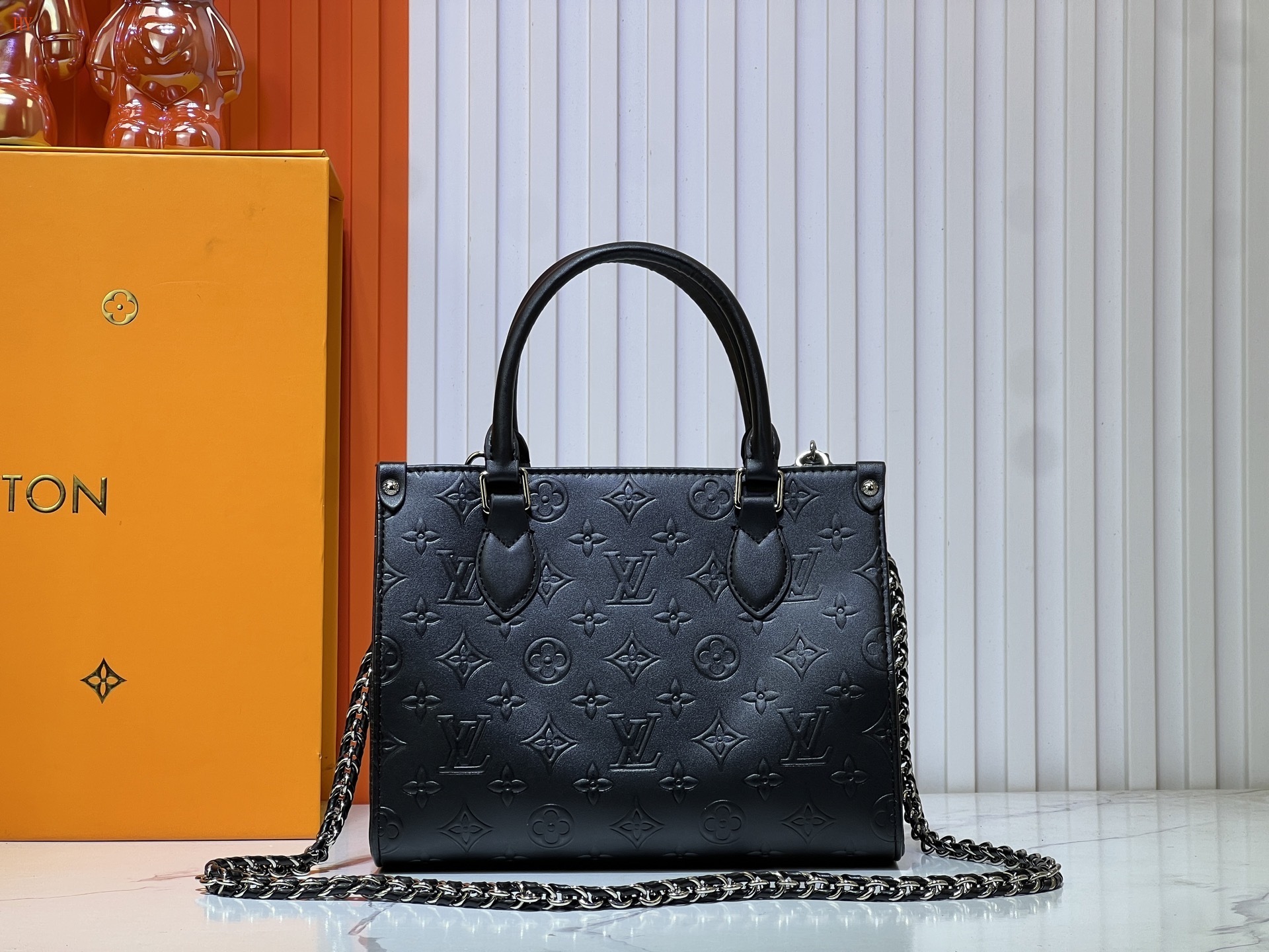 louis vuitton black handbag 25*13*10 - Image 5