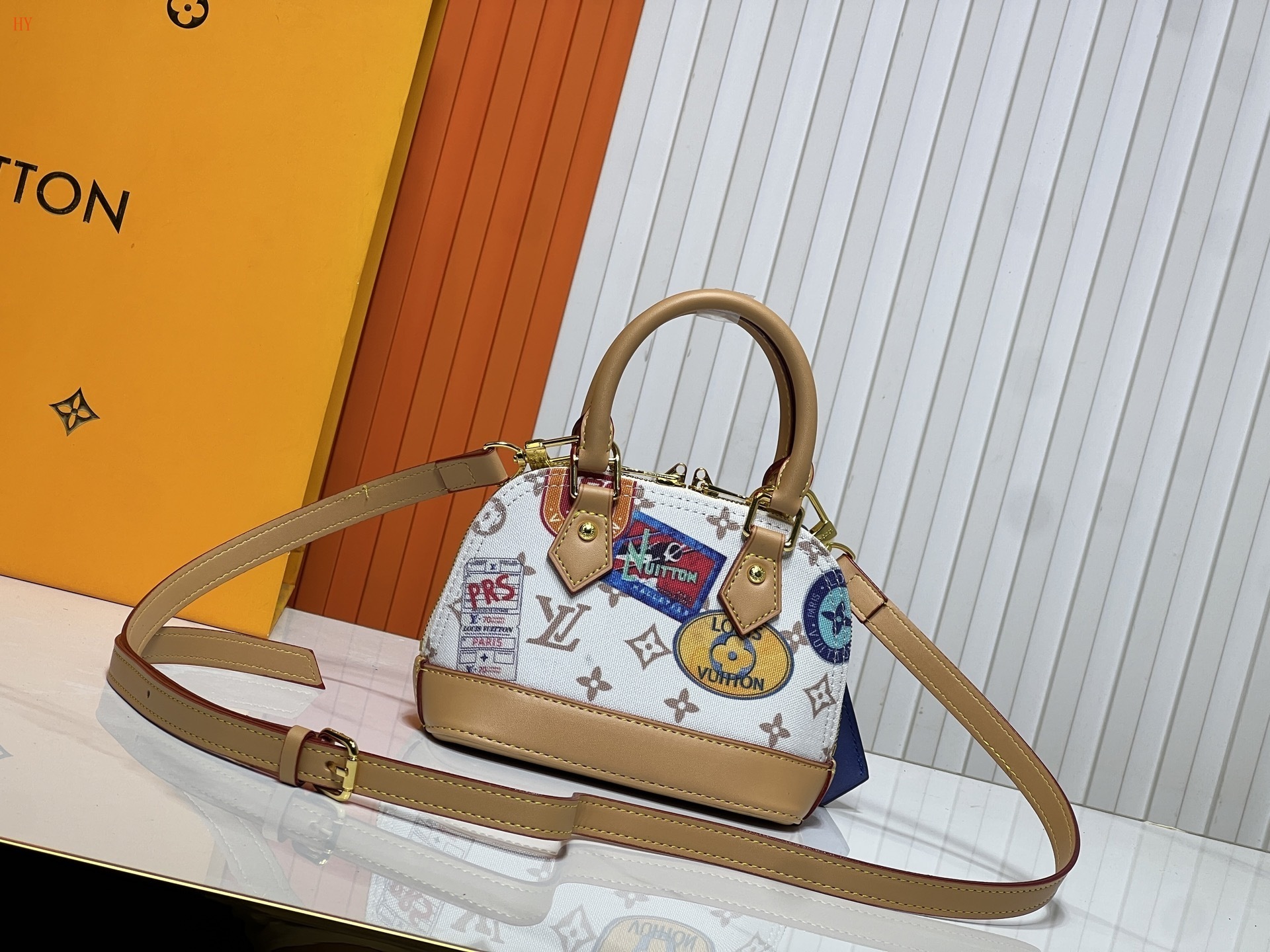 louis vuitton mini bag 18x12x8 cm - stylish and functional