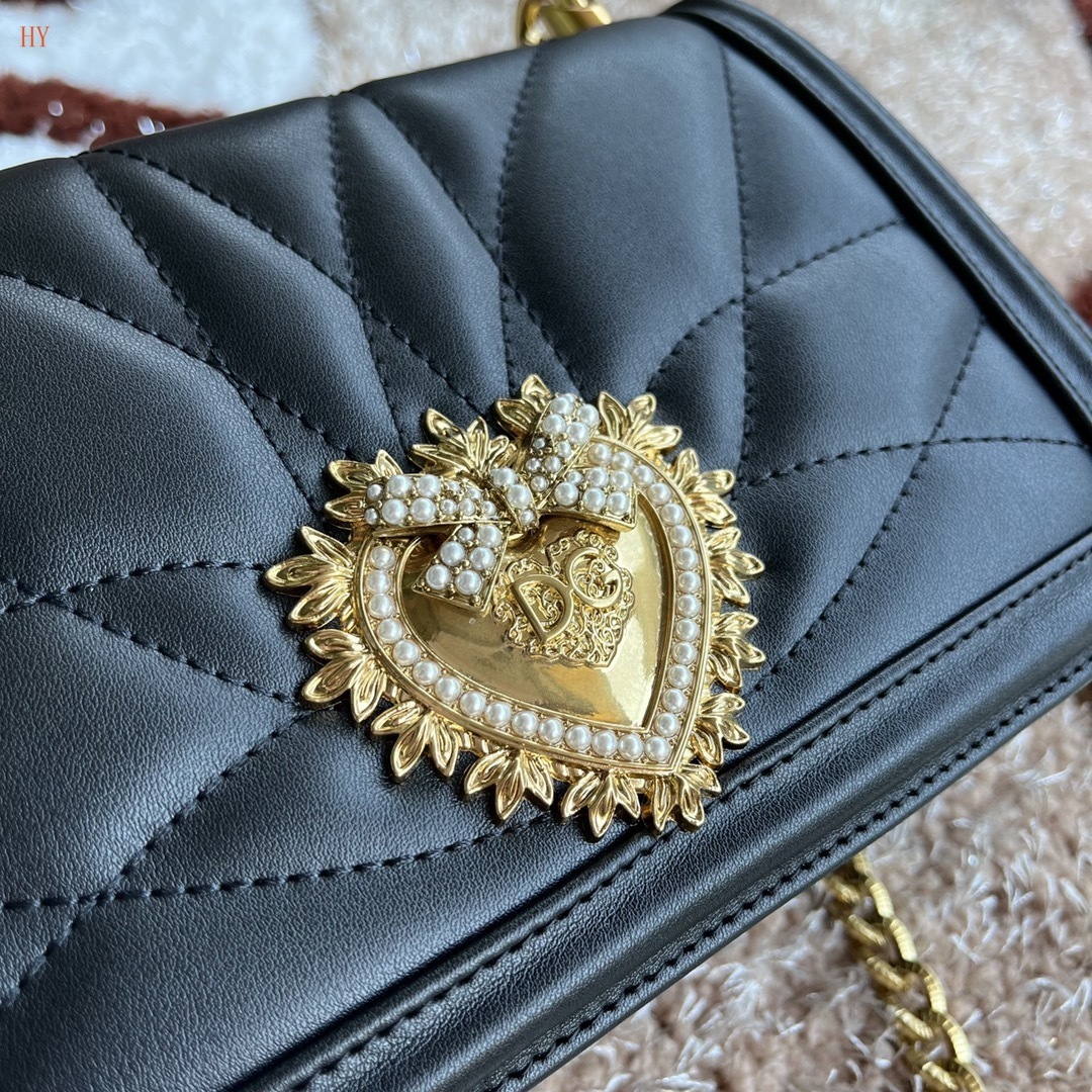 dolce & gabbana quilted black bag with heart emblem - Image 5