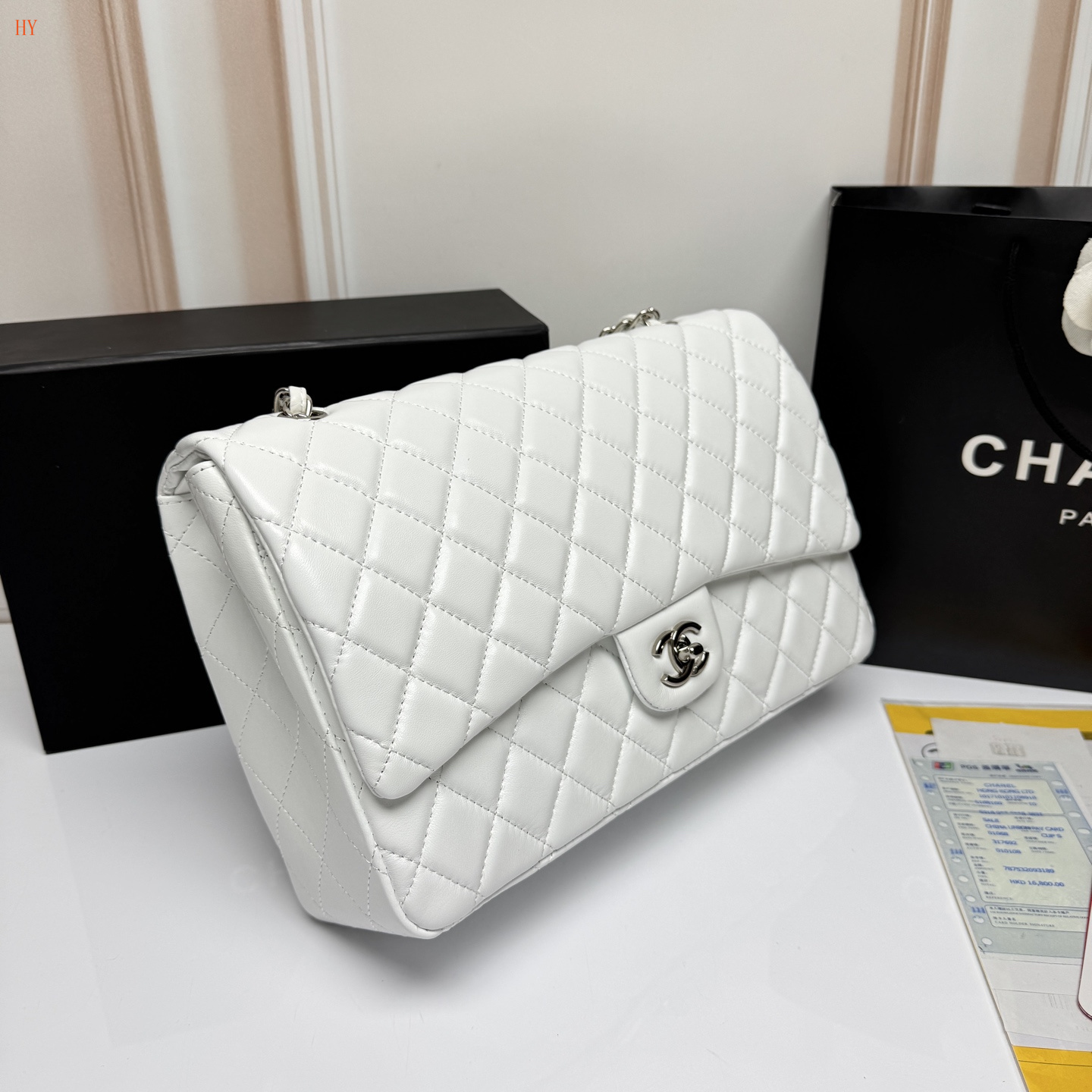 chanel white quilted flap bag 33x22x9 cm
