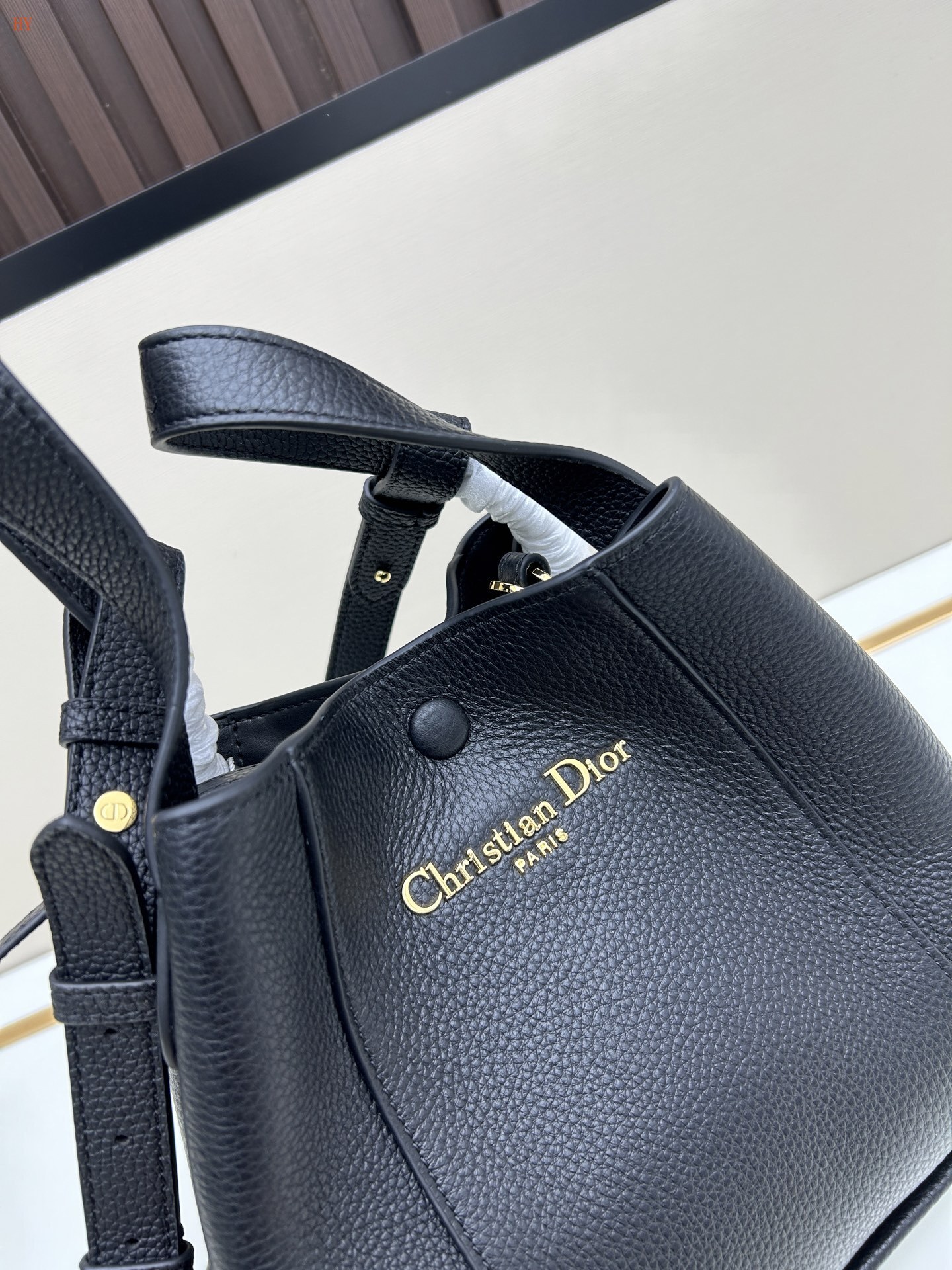 christian dior black leather handbag 21*19*11 cm - Image 5