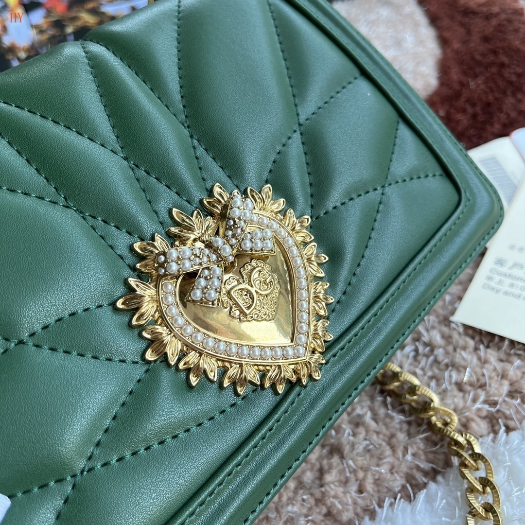 dolce & gabbana green quilted bag with heart detail - Image 5