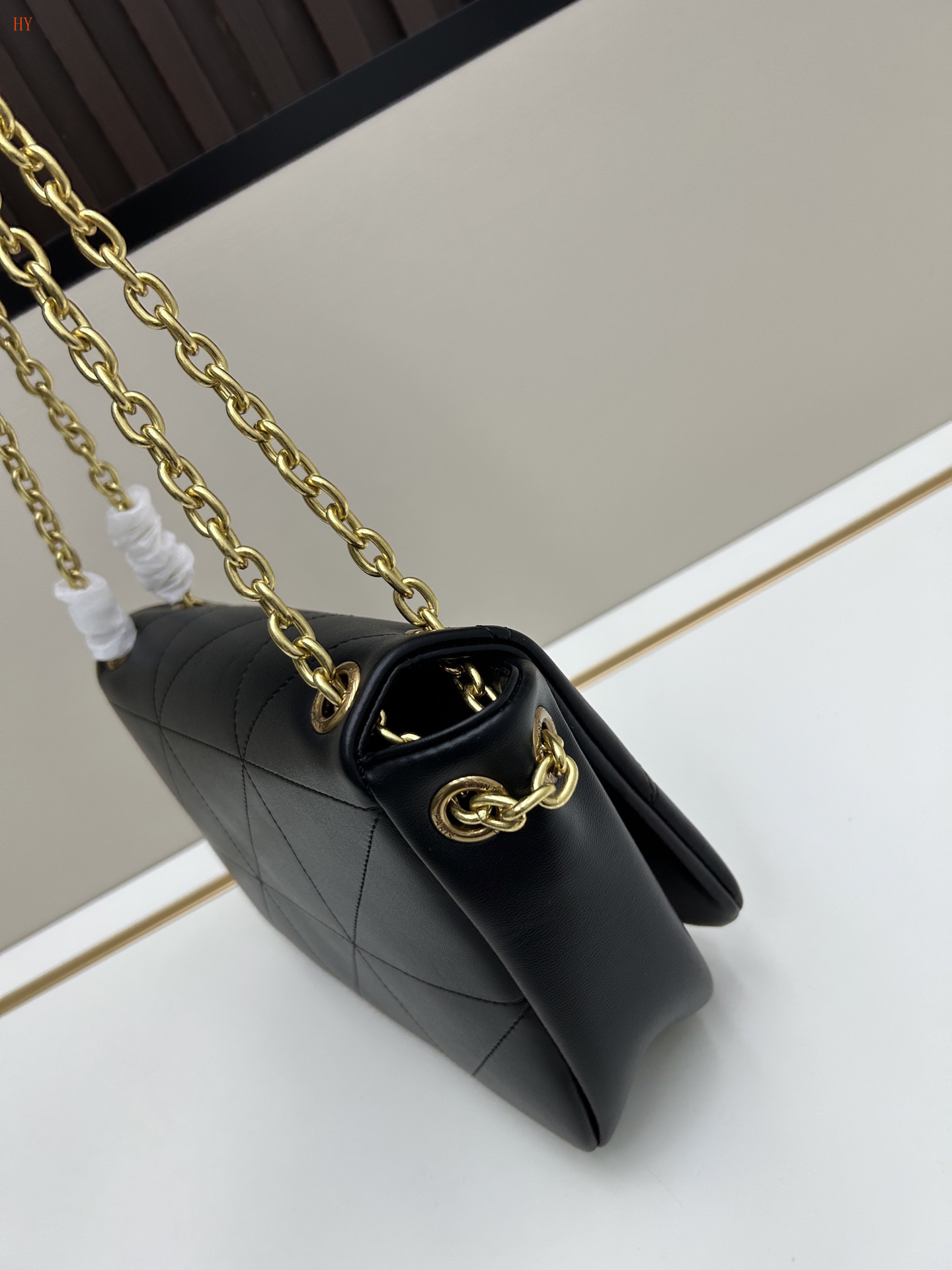 yves saint laurent black quilted handbag 25*18*6 cm - Image 5