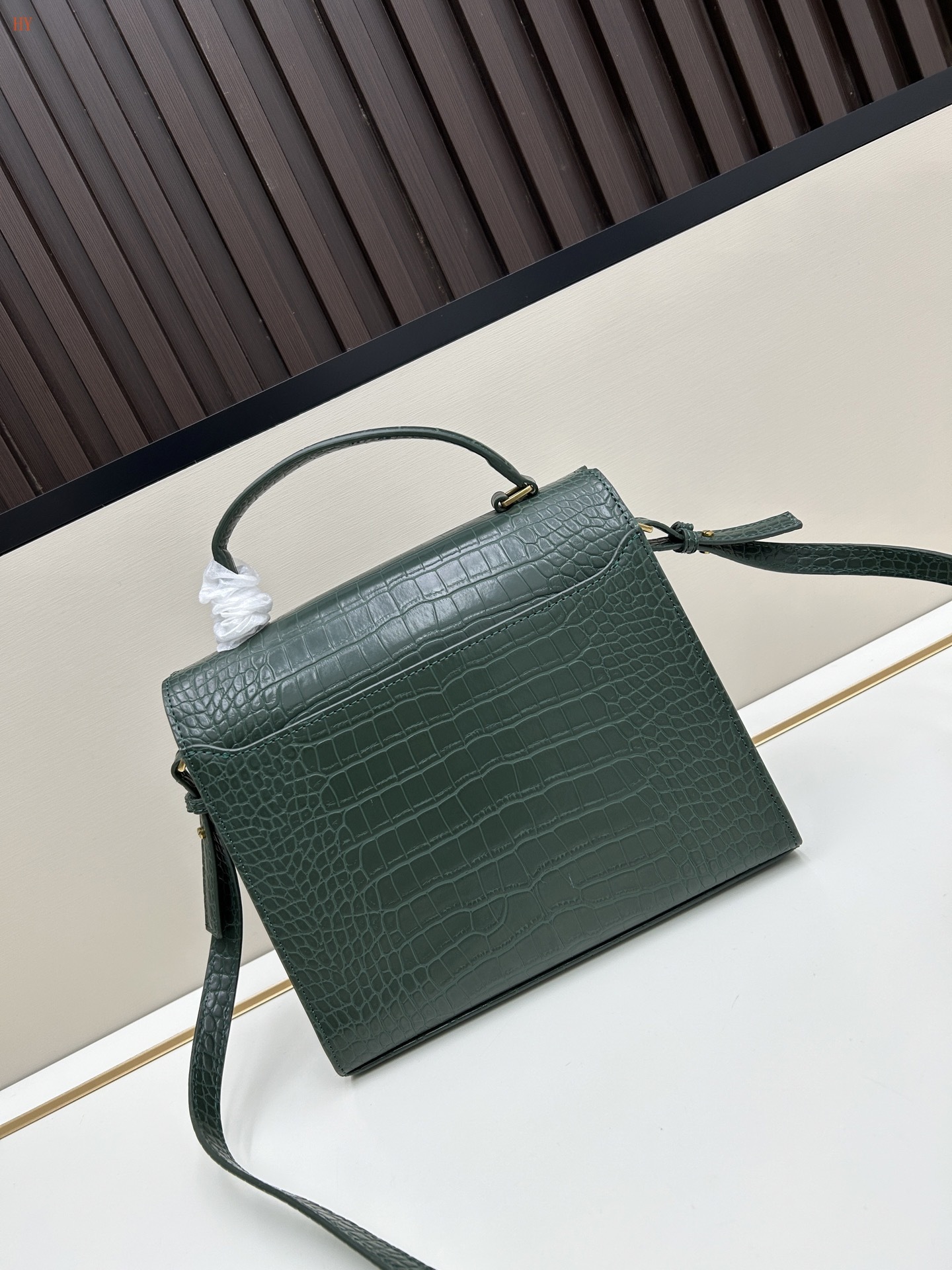 yves saint laurent crocodile-effect green handbag 24x21x11 cm - Image 5