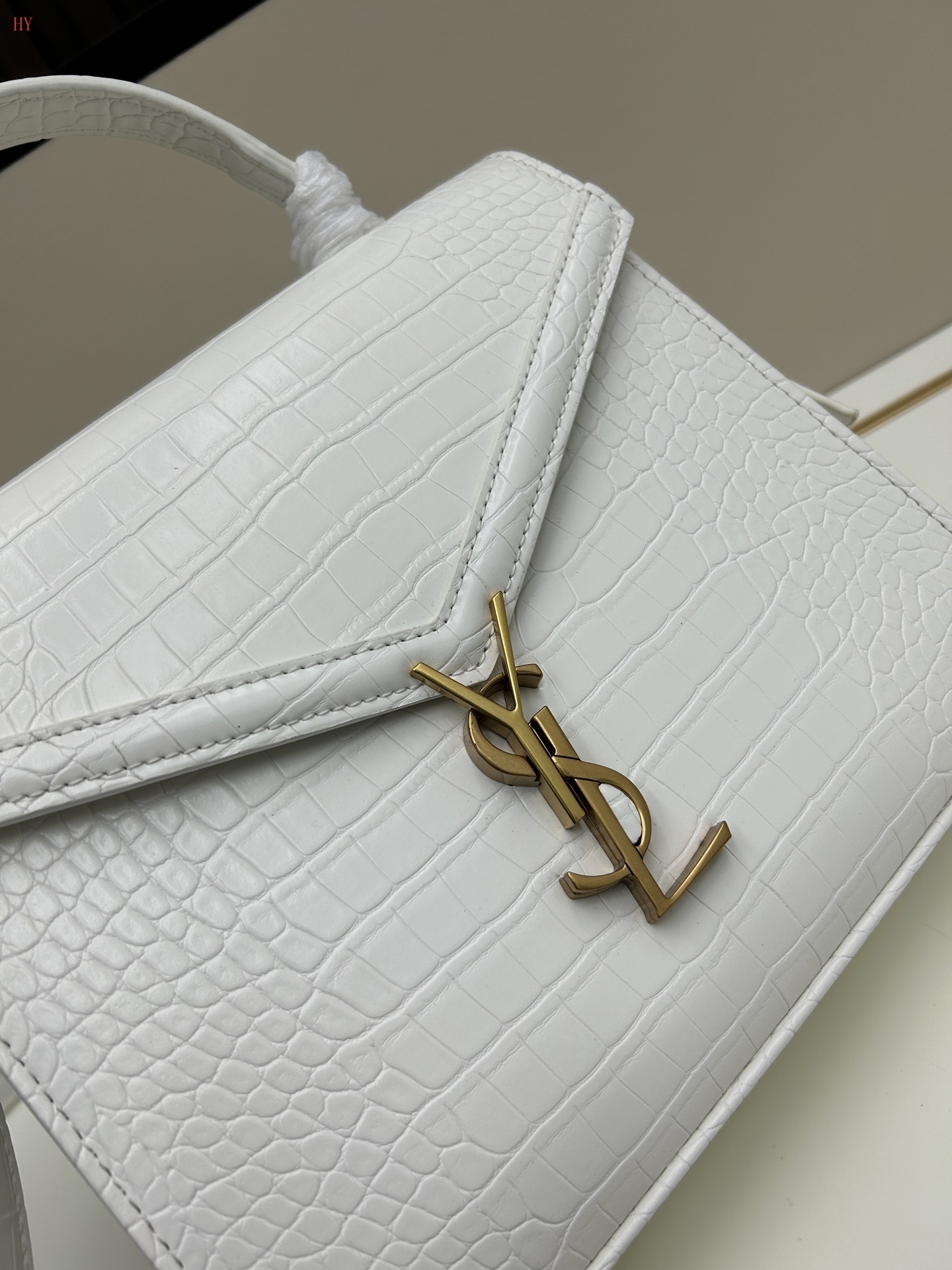 yves saint laurent white croc-embossed handbag 24x21x11 cm - Image 5