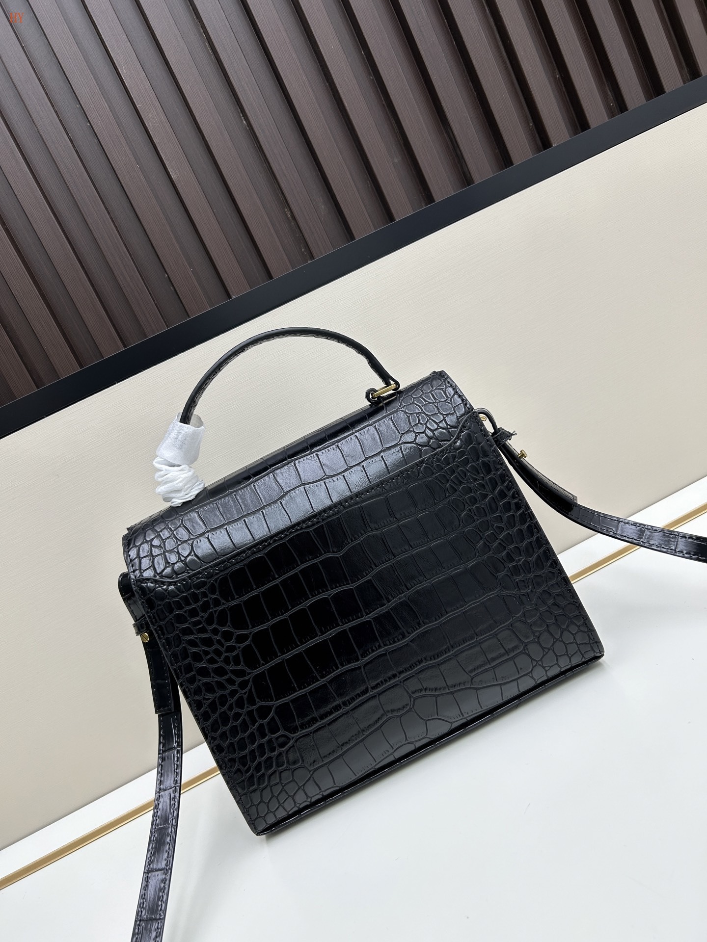 yves saint laurent crocodile-effect handbag 24*21*11 cm - Image 5