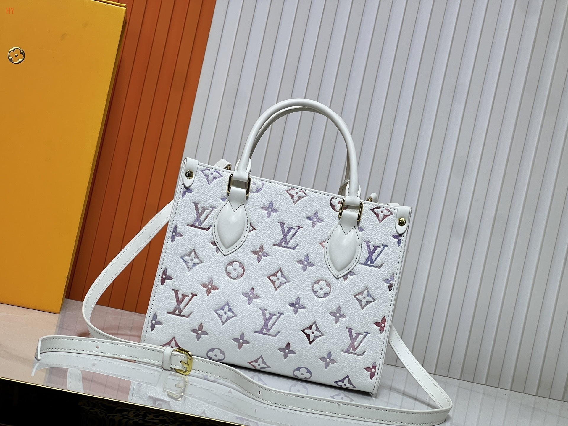 louis vuitton white monogram canvas handbag 25*19*11.5 - Image 6