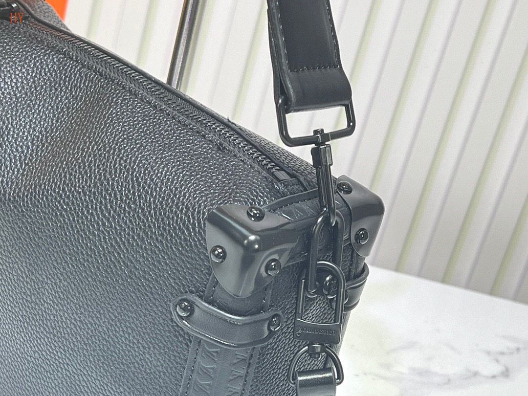 louis vuitton black messenger bag 21*14*6 - Image 6