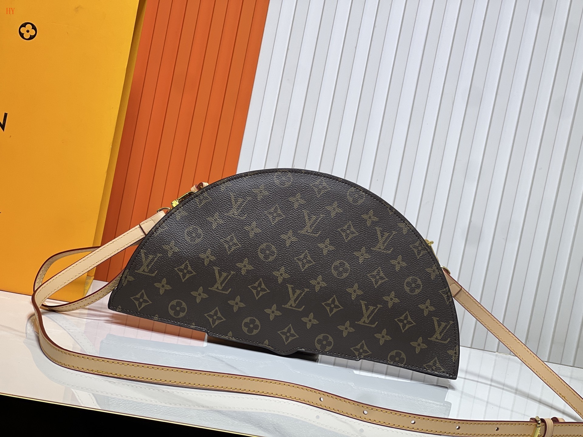 louis vuitton fan-shaped bag - 37x19x6 cm - Image 6