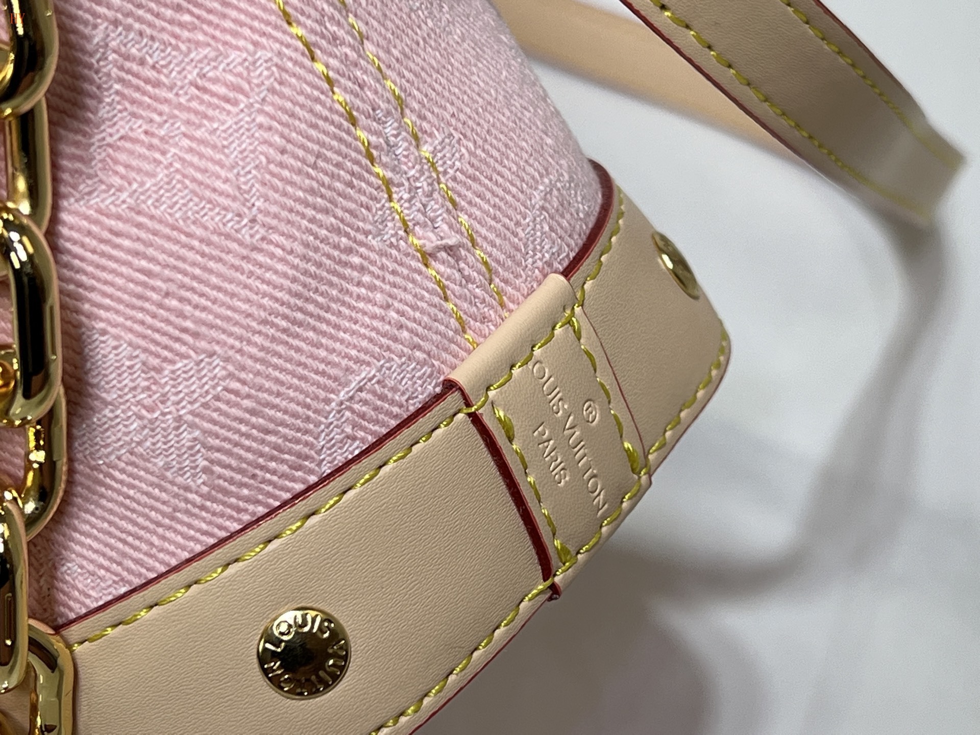 louis vuitton pink drawstring bag with chain strap - Image 6
