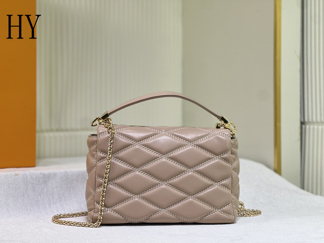 louis vuitton quilted handbag 23x16x10 cm - Image 6