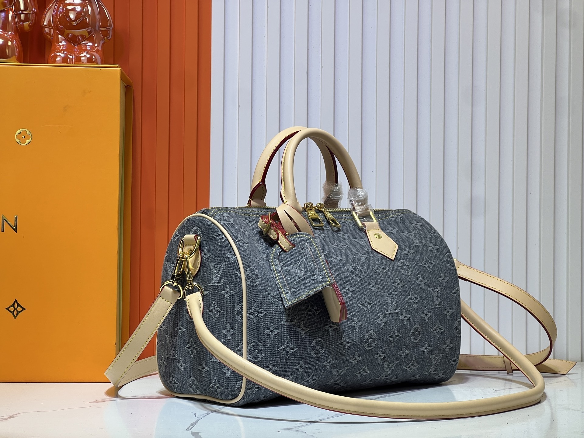 louis vuitton monogram canvas handbag 30*21*17 - Image 6