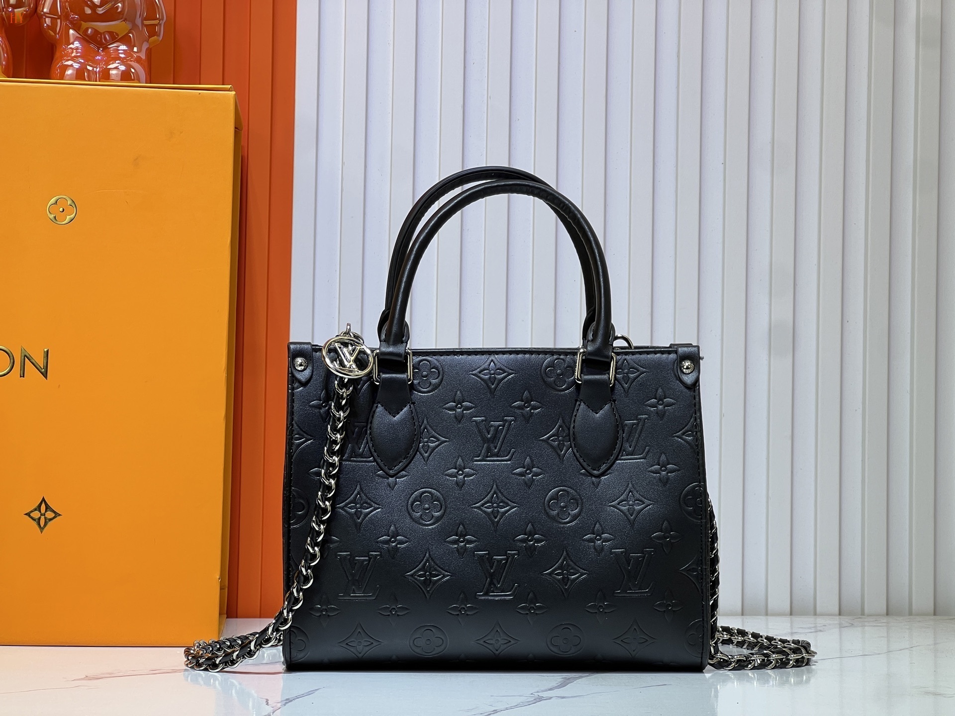 louis vuitton black handbag 25*13*10