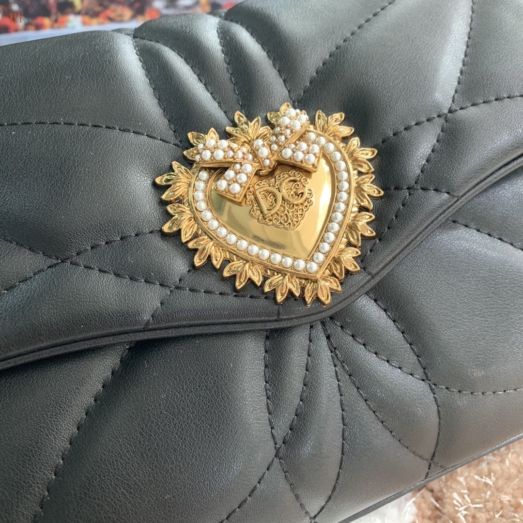 dolce & gabbana black quilted handbag 25.5*17*8.5 - Image 6