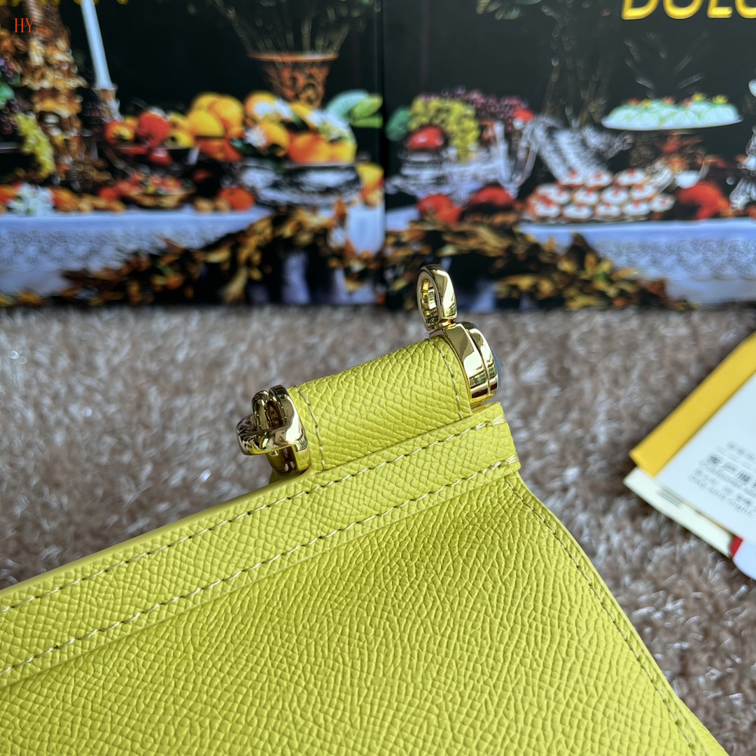 dolce & gabbana yellow handbag 20*17*7 cm - Image 6