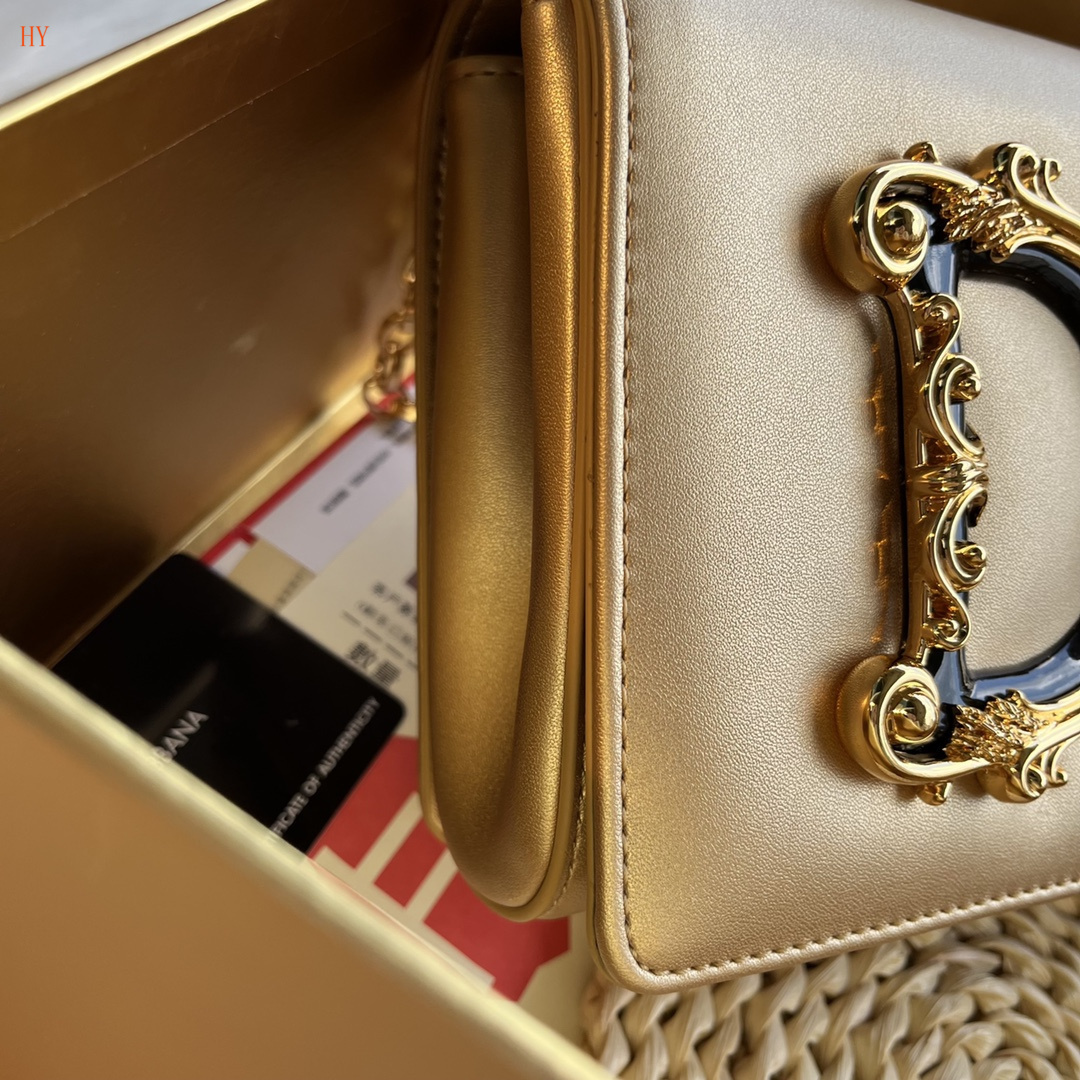 dolce & gabbana dg logo gold clutch bag 21*15*4 - Image 6