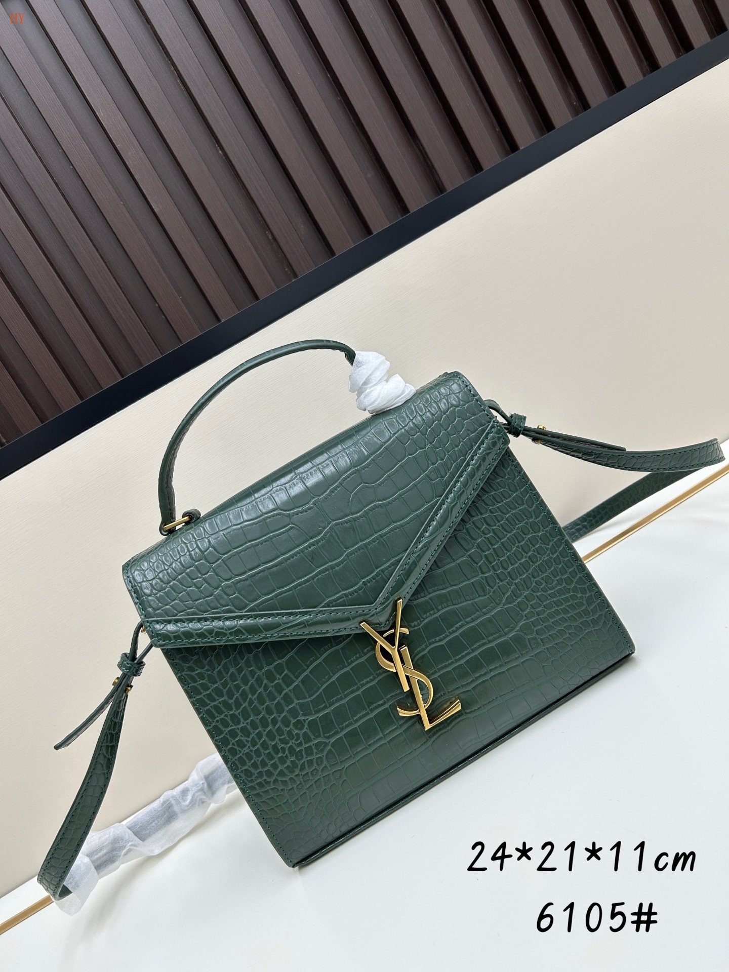 yves saint laurent crocodile-effect green handbag 24x21x11 cm