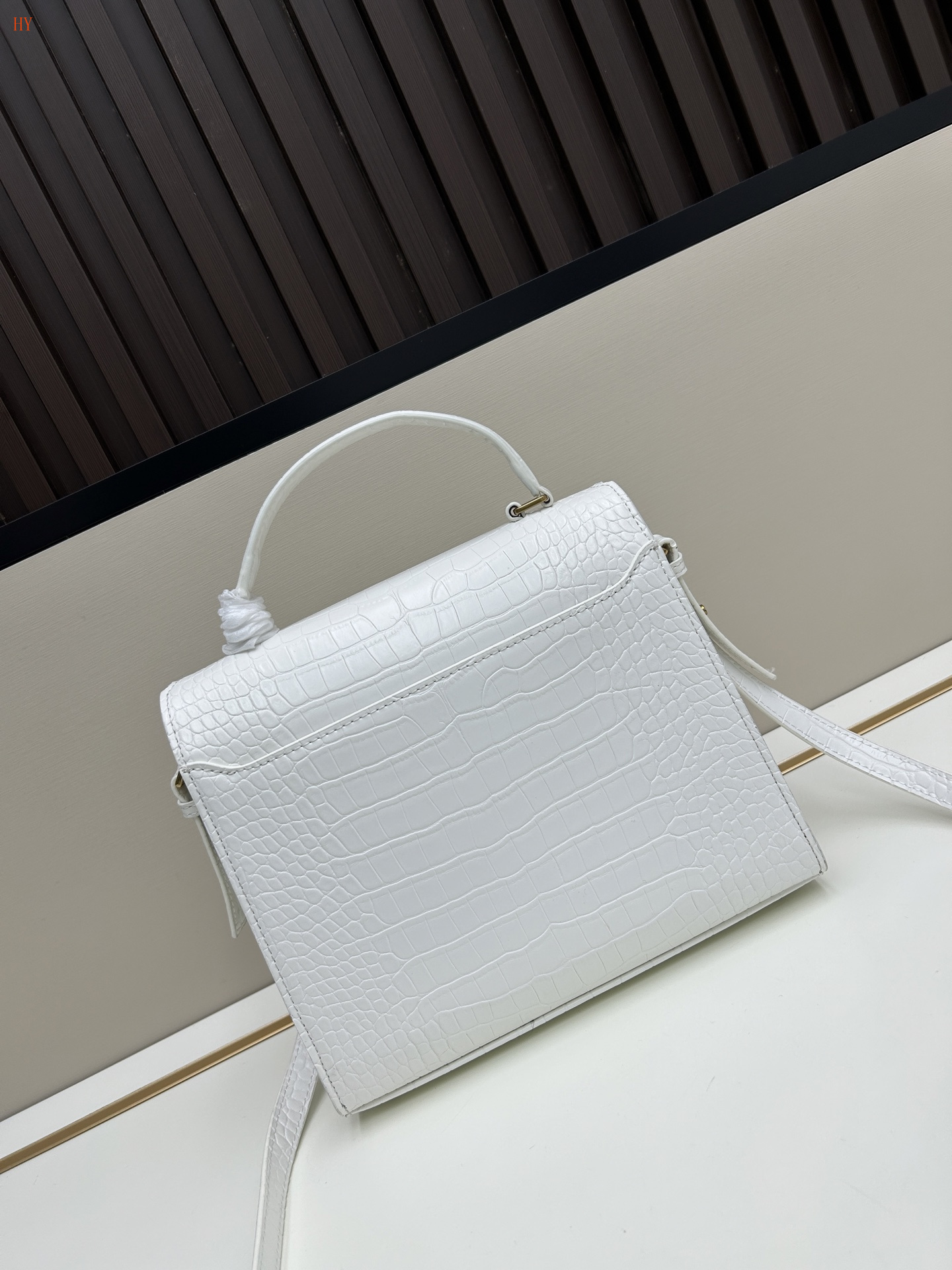 yves saint laurent white croc-embossed handbag 24x21x11 cm - Image 6