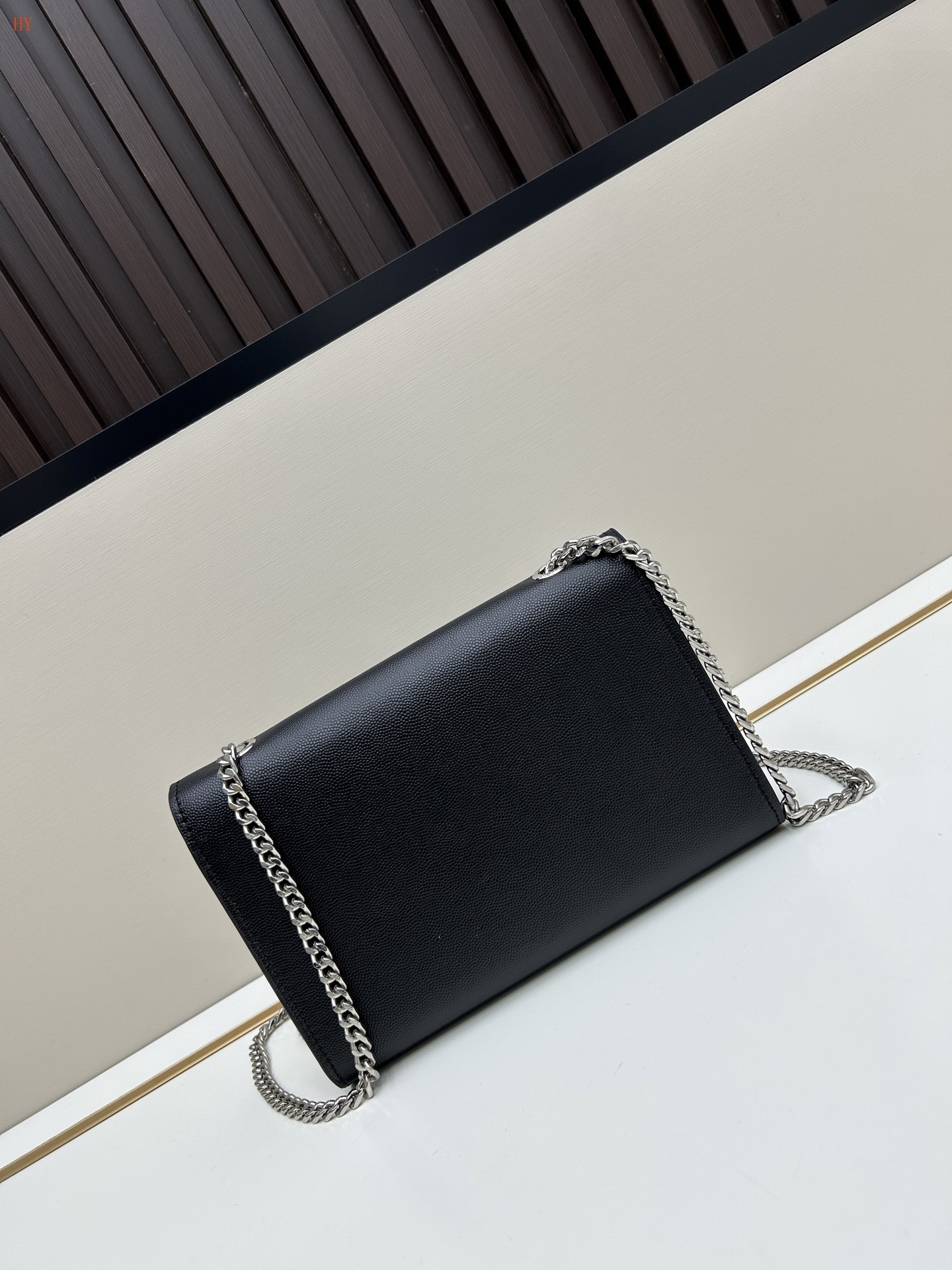 yves saint laurent black leather handbag 23*15*6 cm - Image 6