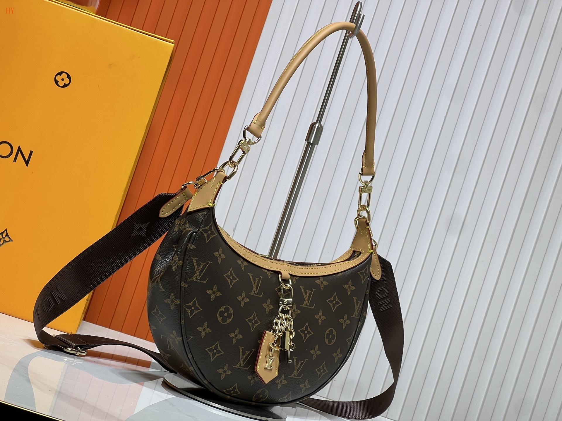 louis vuitton monogram shoulder bag 33*22*9 - Image 7