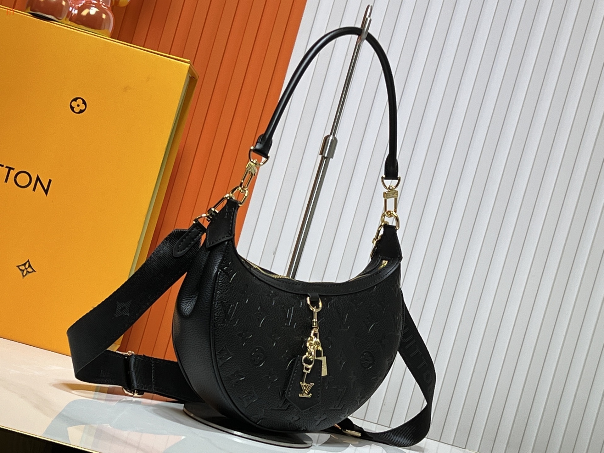 louis vuitton black monogram hobo bag 33*22*9 - Image 7