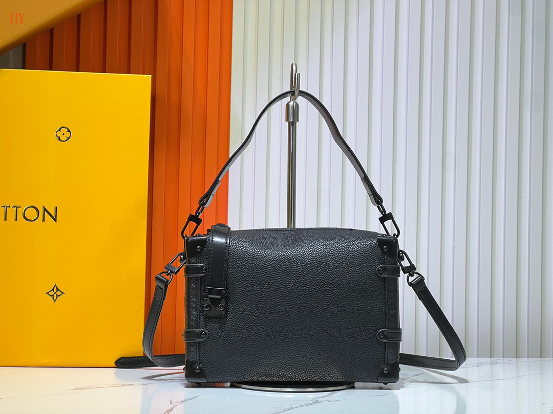 louis vuitton black messenger bag 21*14*6