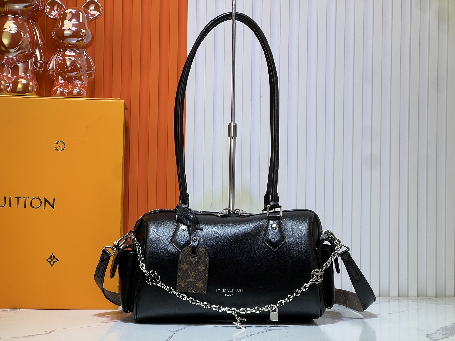 louis vuitton black handbag 28x17x12 cm