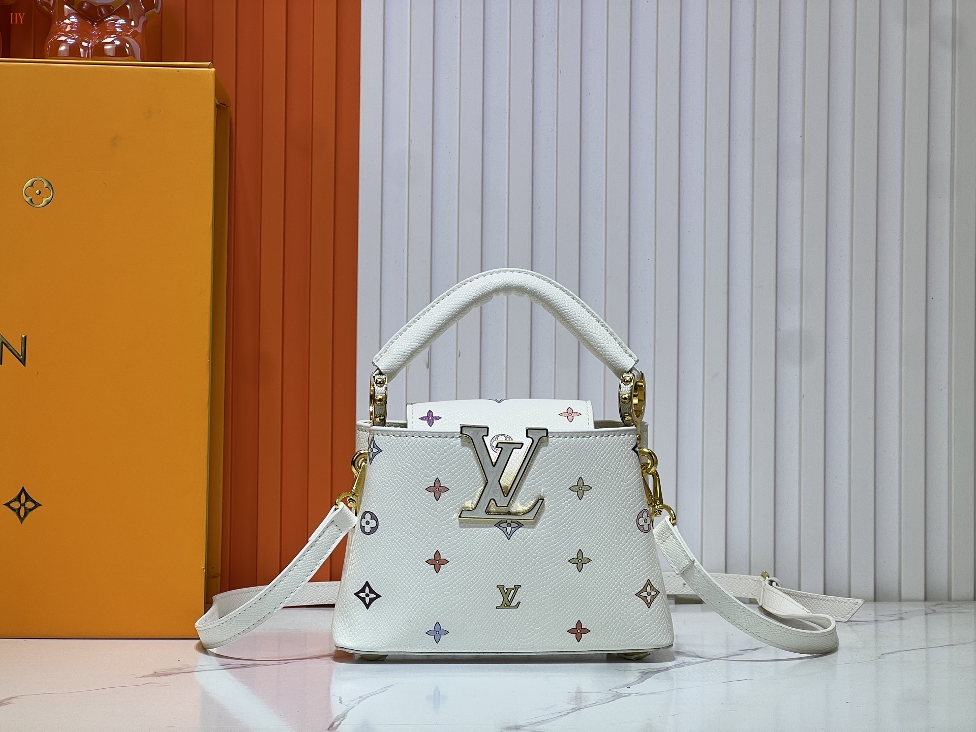 louis vuitton white mini bag 21*14*8