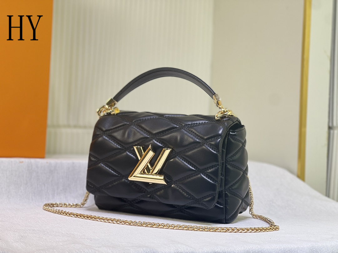 louis vuitton black quilted handbag 23x16x10 - Image 7