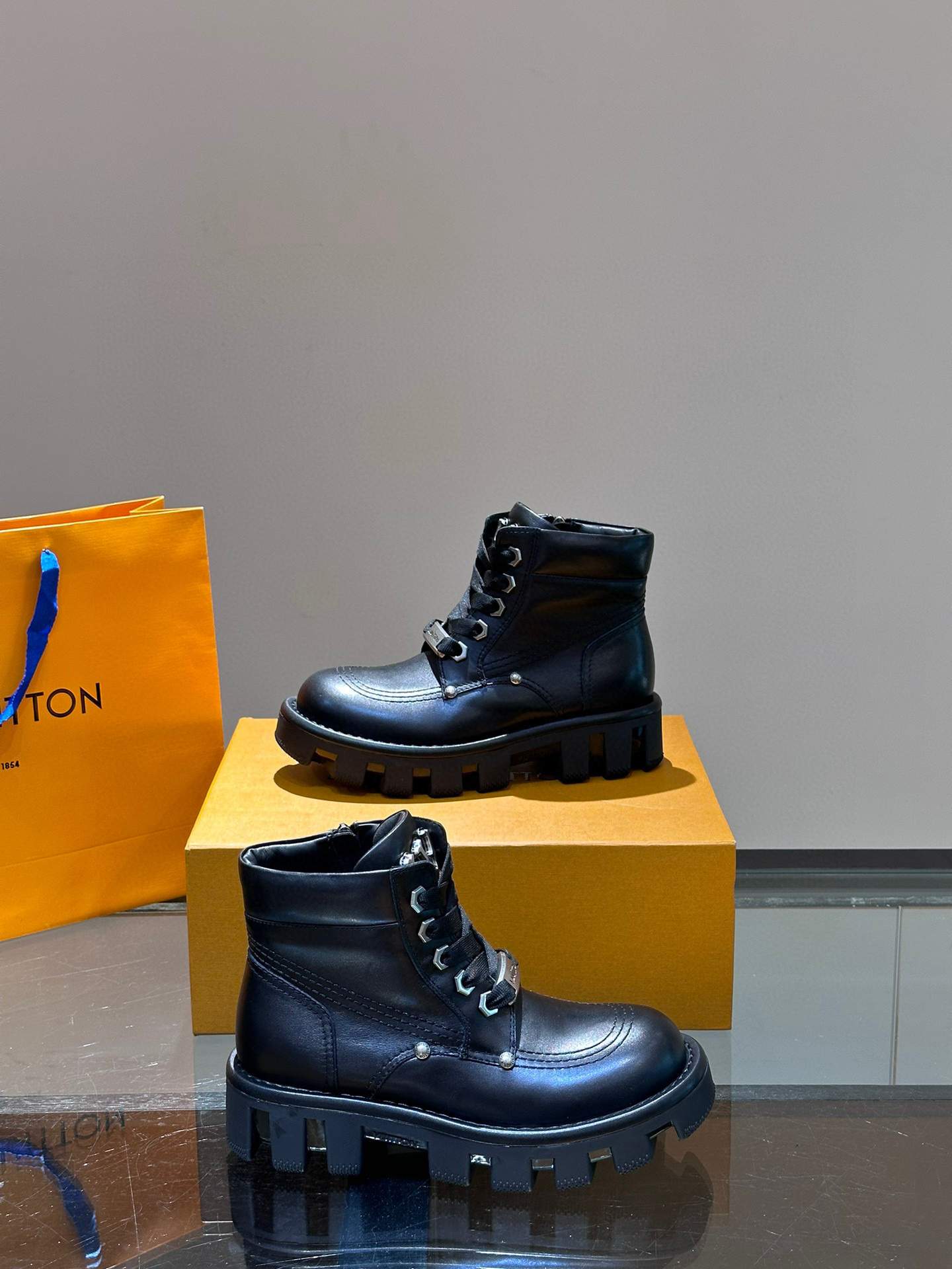 louis vuitton black ankle boots size 35-44 - Image 7