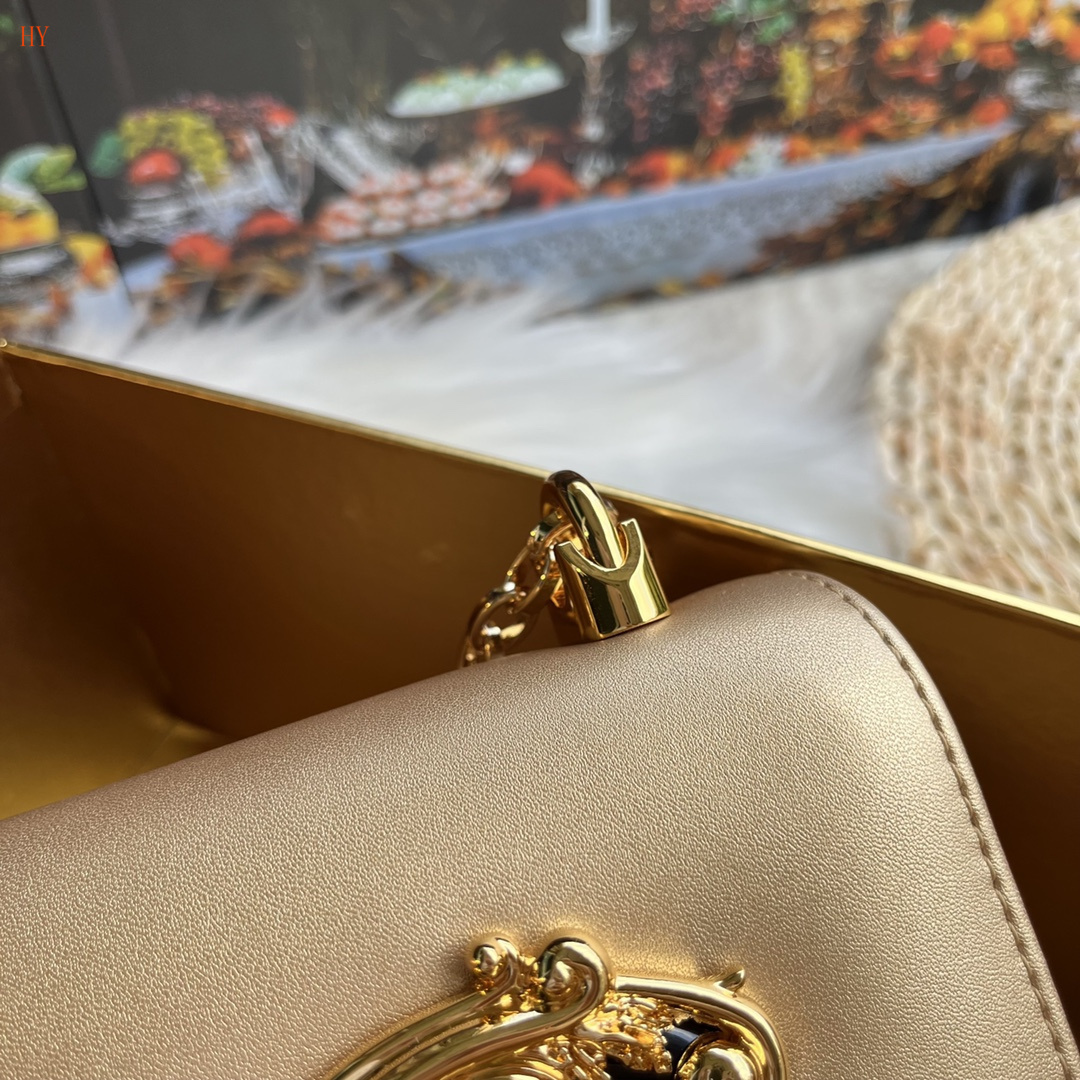 dolce & gabbana dg logo gold clutch bag 21*15*4 - Image 7