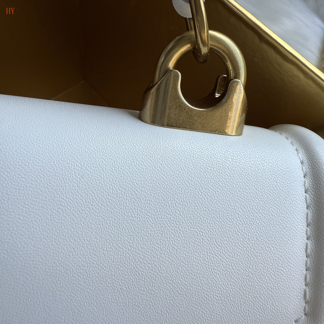 dolce & gabbana white heart bag 19*13*4.5 - Image 7