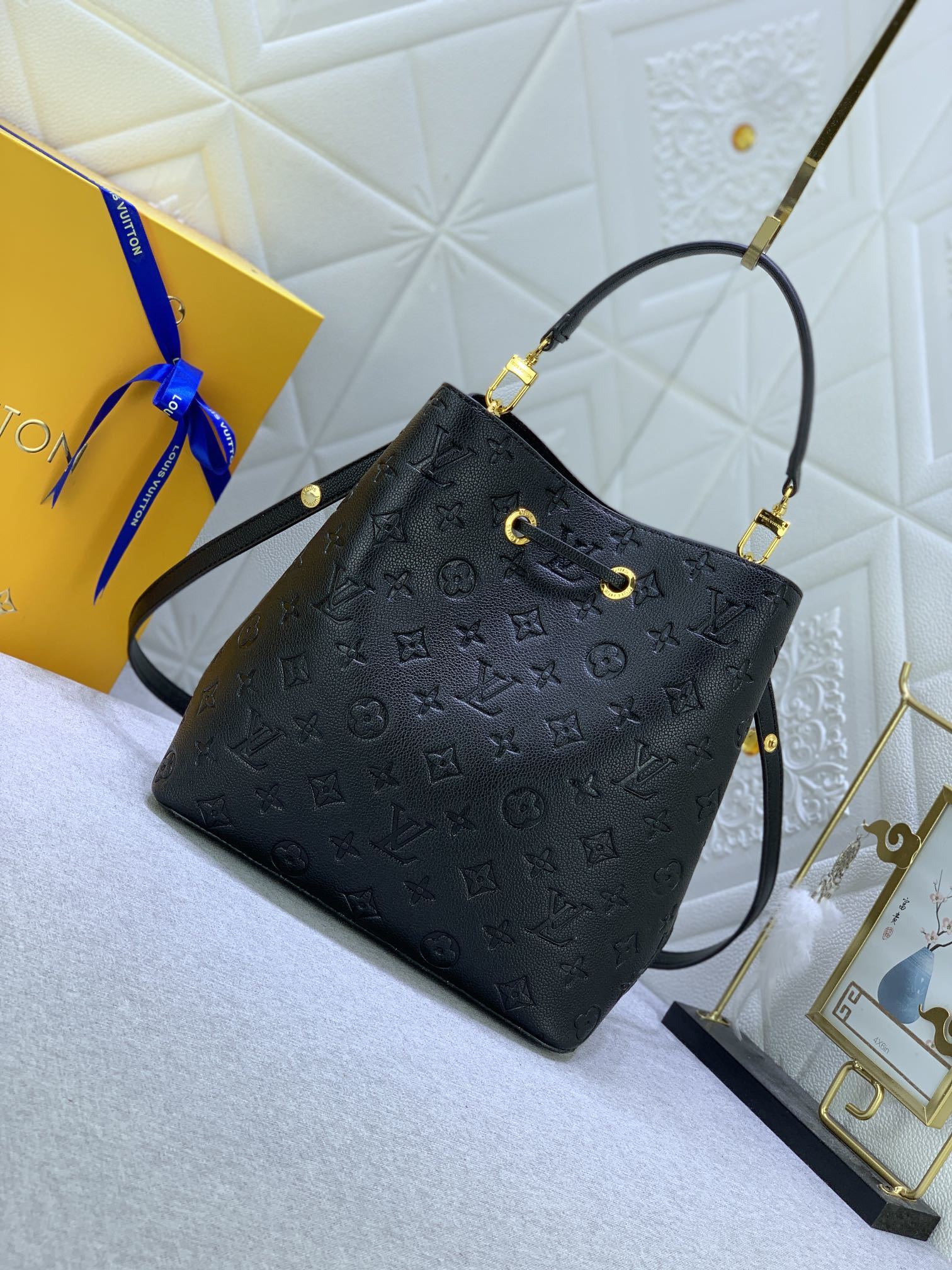 louis vuitton black bucket bag 26x26x17.5 cm - Image 7