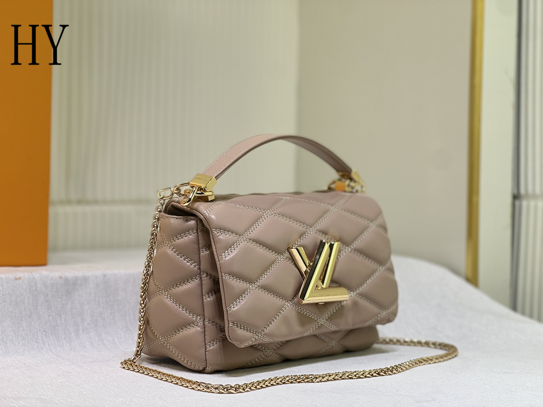 louis vuitton quilted handbag 23x16x10 cm - Image 8