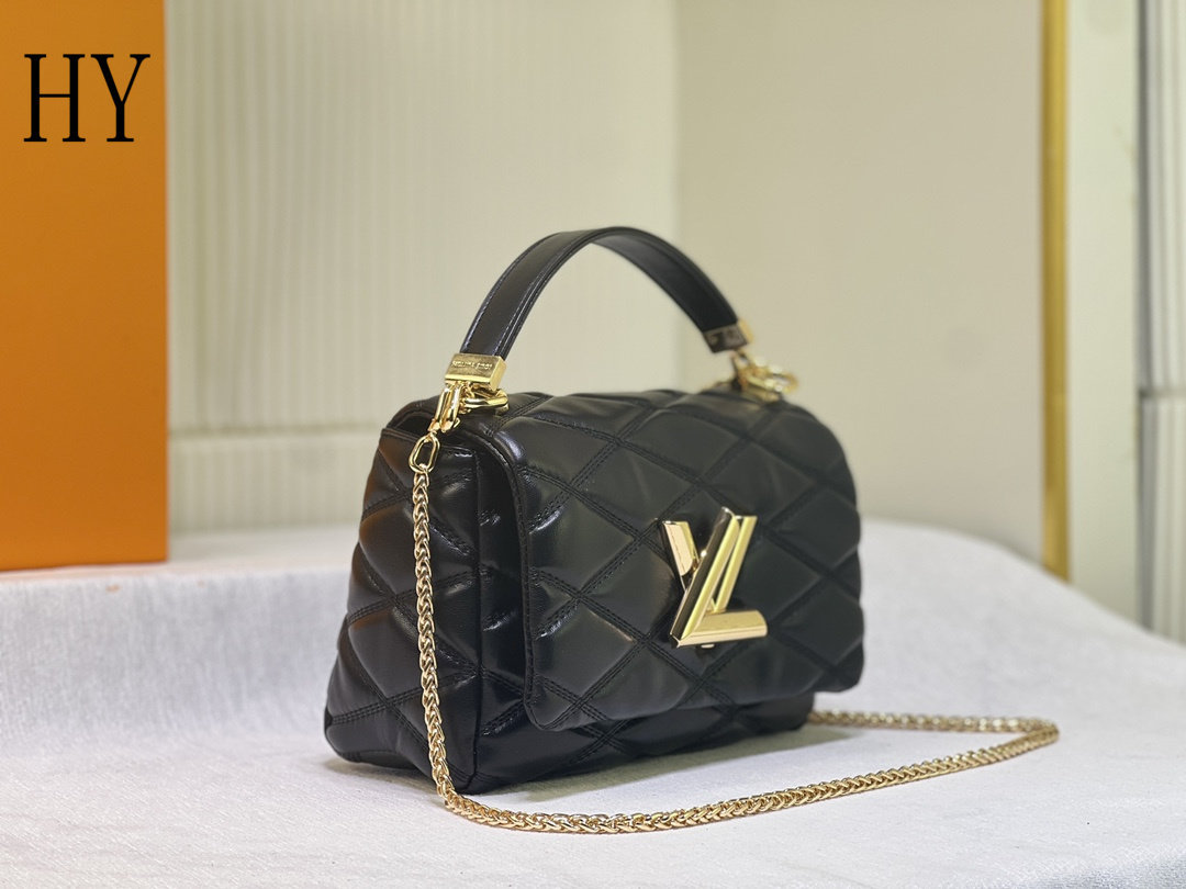 louis vuitton black quilted handbag 23x16x10 - Image 8