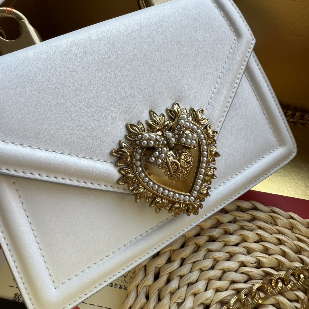 dolce & gabbana white heart bag 19*13*4.5 - Image 8