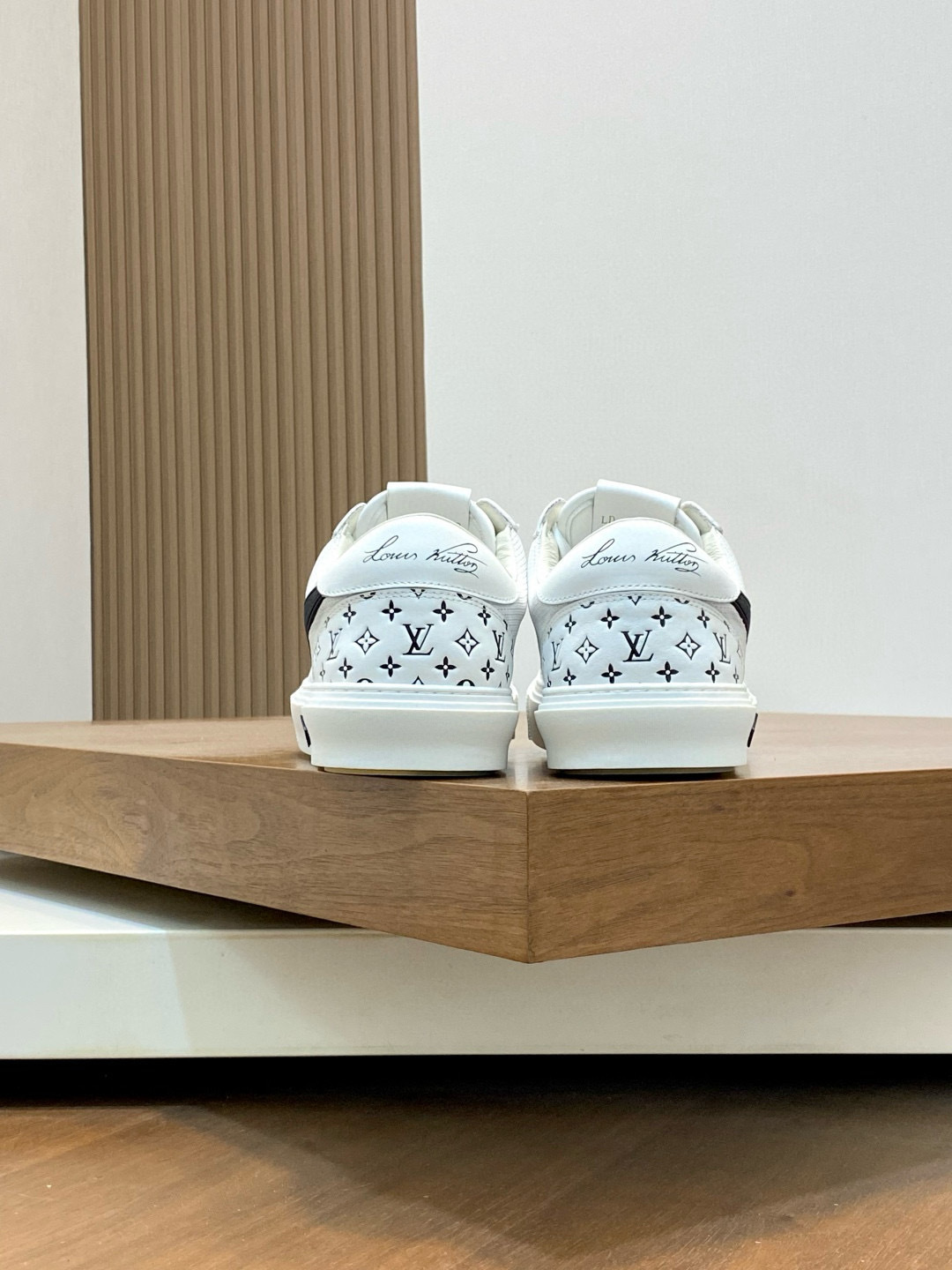 louis vuitton high-end sneakers size 39/44 - Image 8