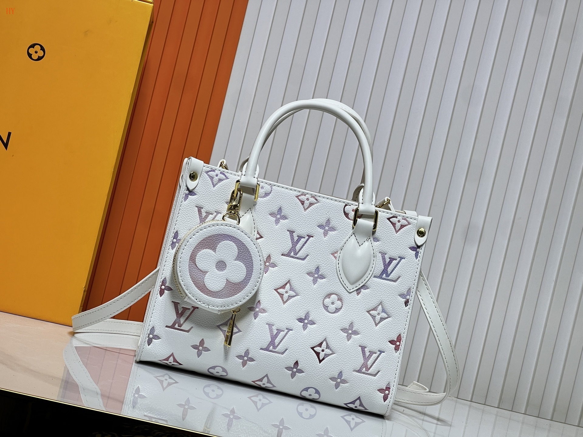 louis vuitton white monogram canvas handbag 25*19*11.5