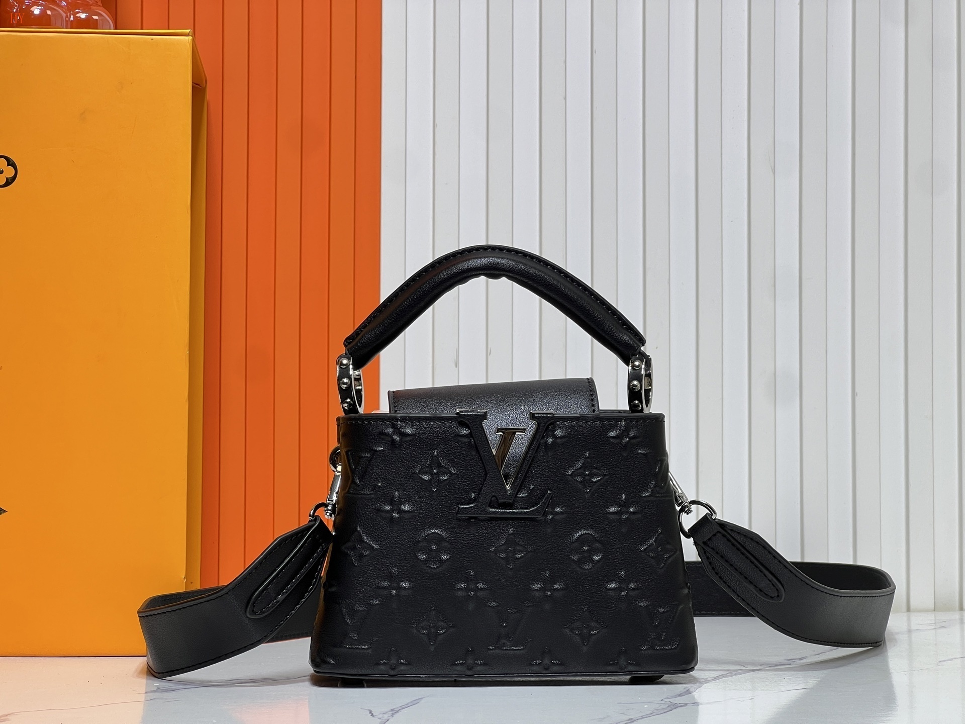 louis vuitton black mini bag 21*14*8 cm, model 118052