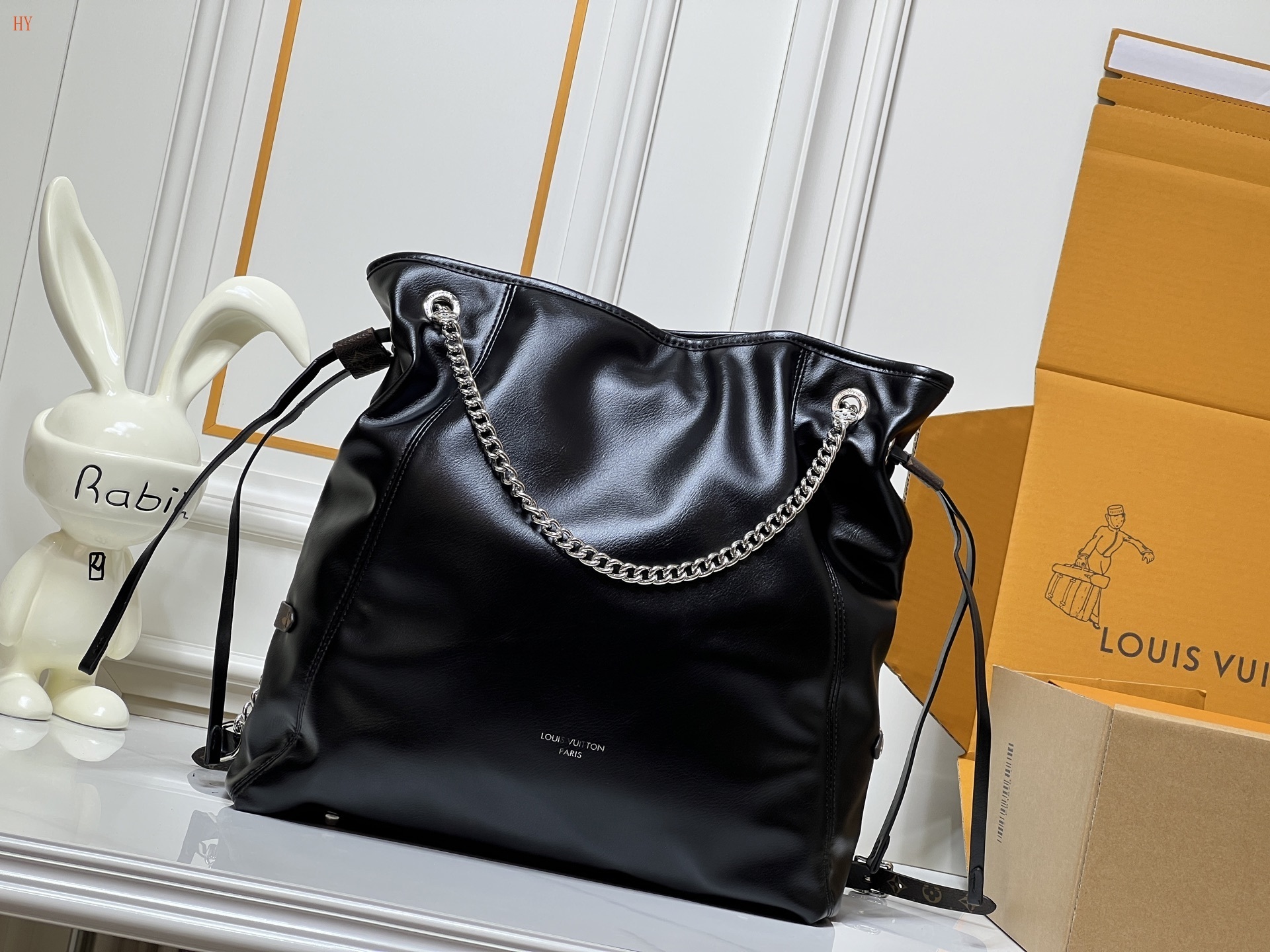 louis vuitton black leather bucket bag 33x24x11.5 cm