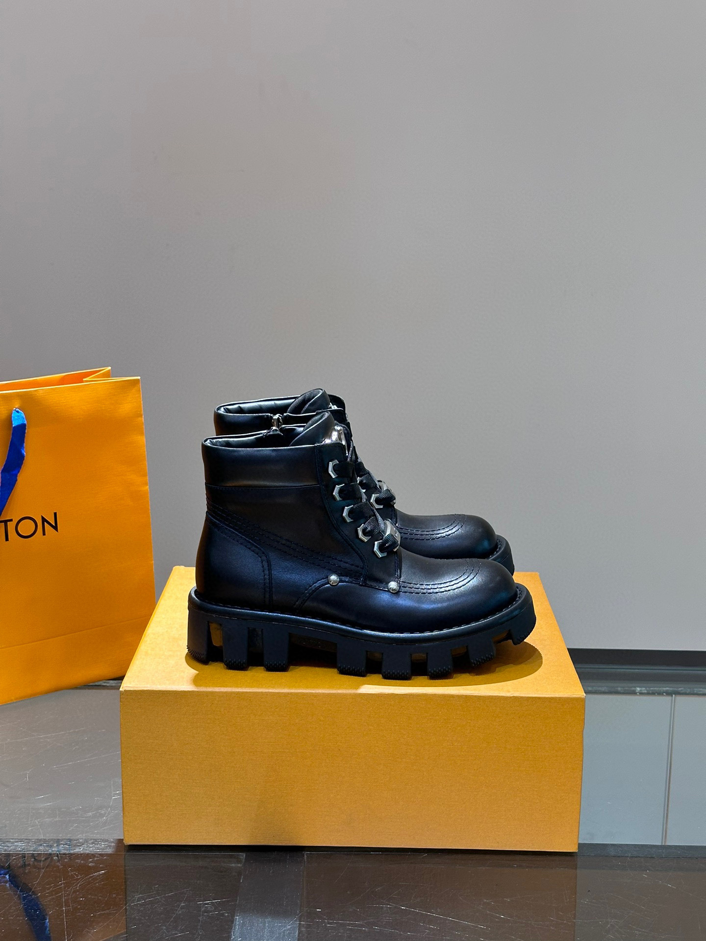 louis vuitton black ankle boots size 35-44 - Image 9