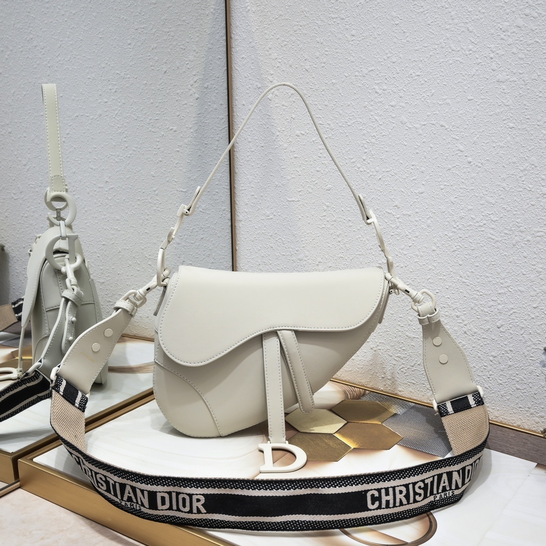 dior saddle bag in light beige - 25.5x20x6.5 cm