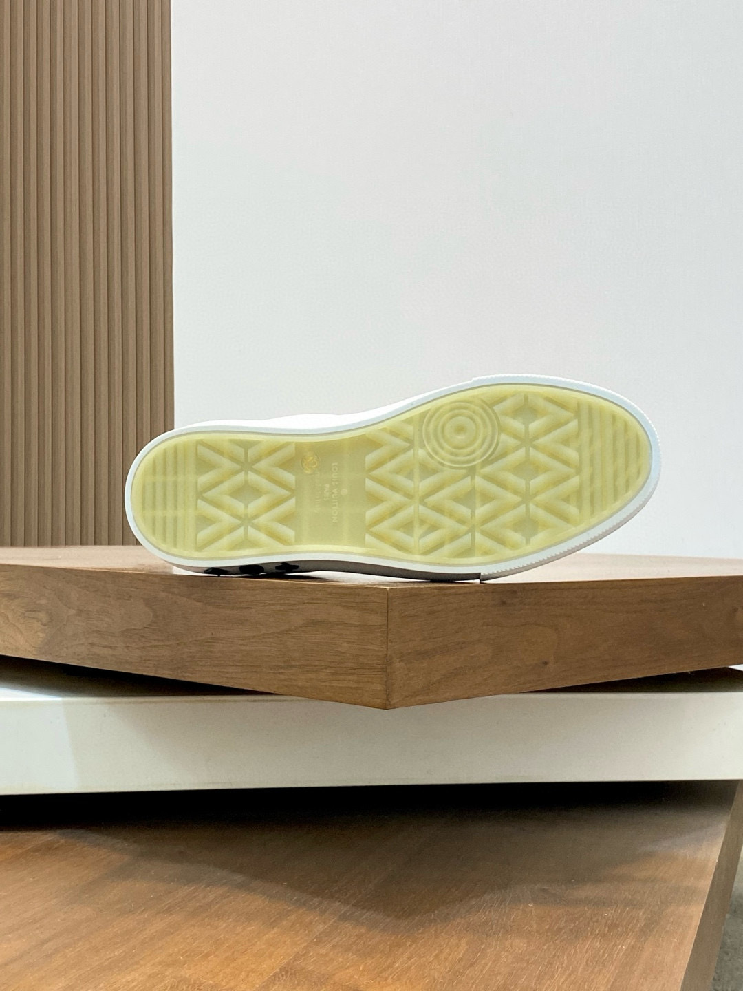 louis vuitton high-end sneakers size 39/44 - Image 9