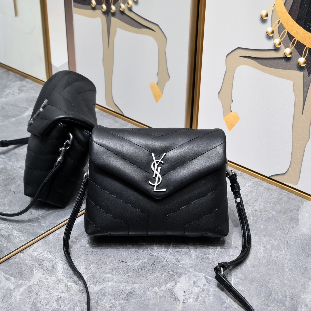 yves saint laurent black quilted leather bag 20x14x7cm