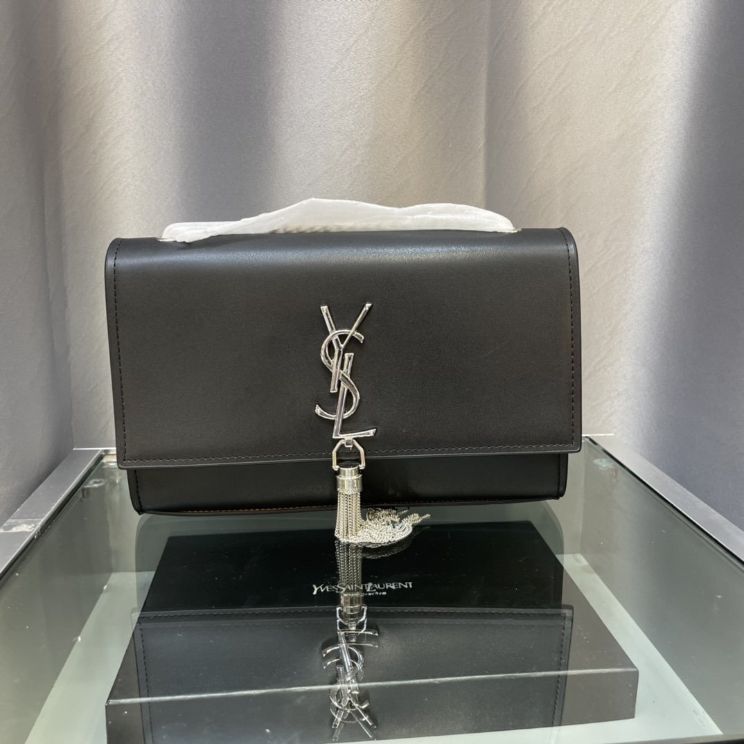 yves saint laurent black leather handbag 22x15 cm