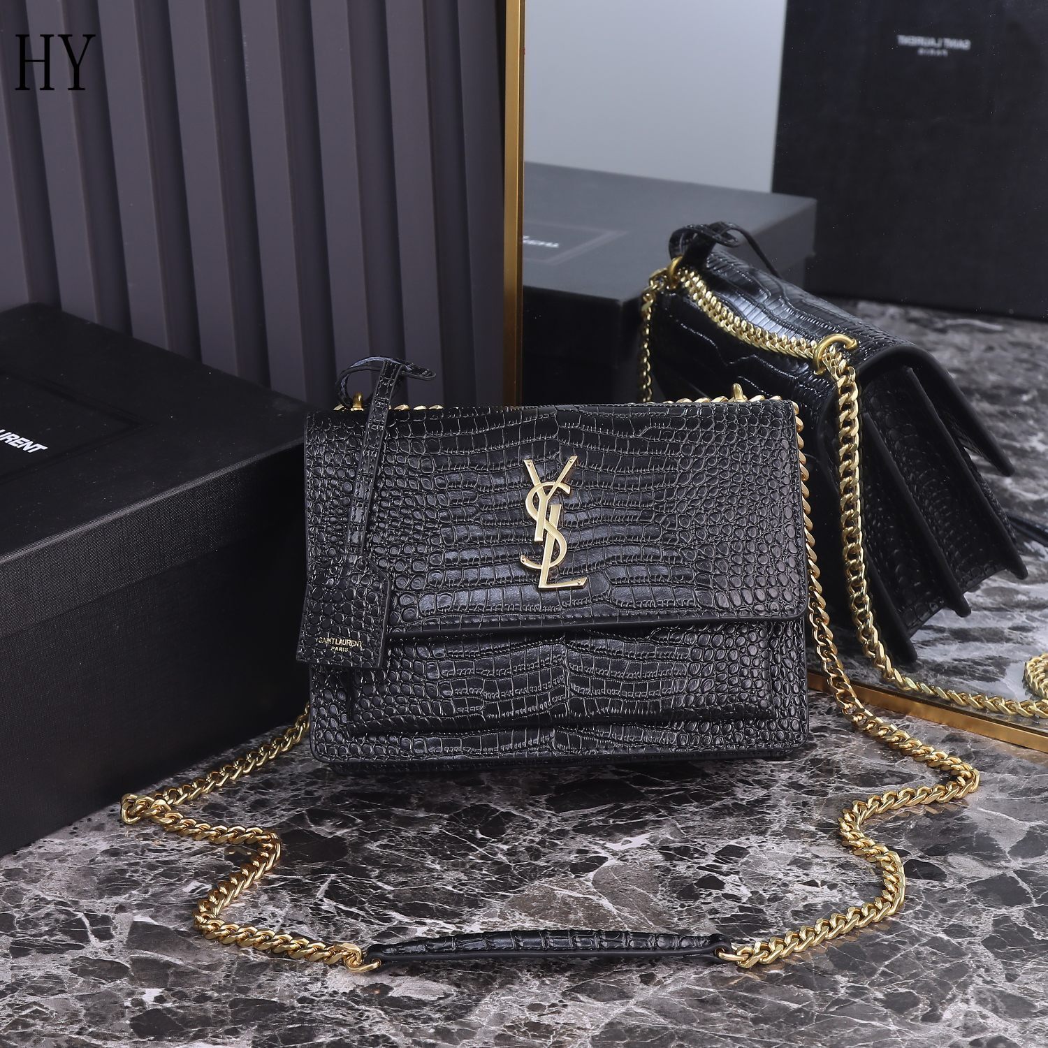yves saint laurent black croc-embossed bag - 22x16x8 cm