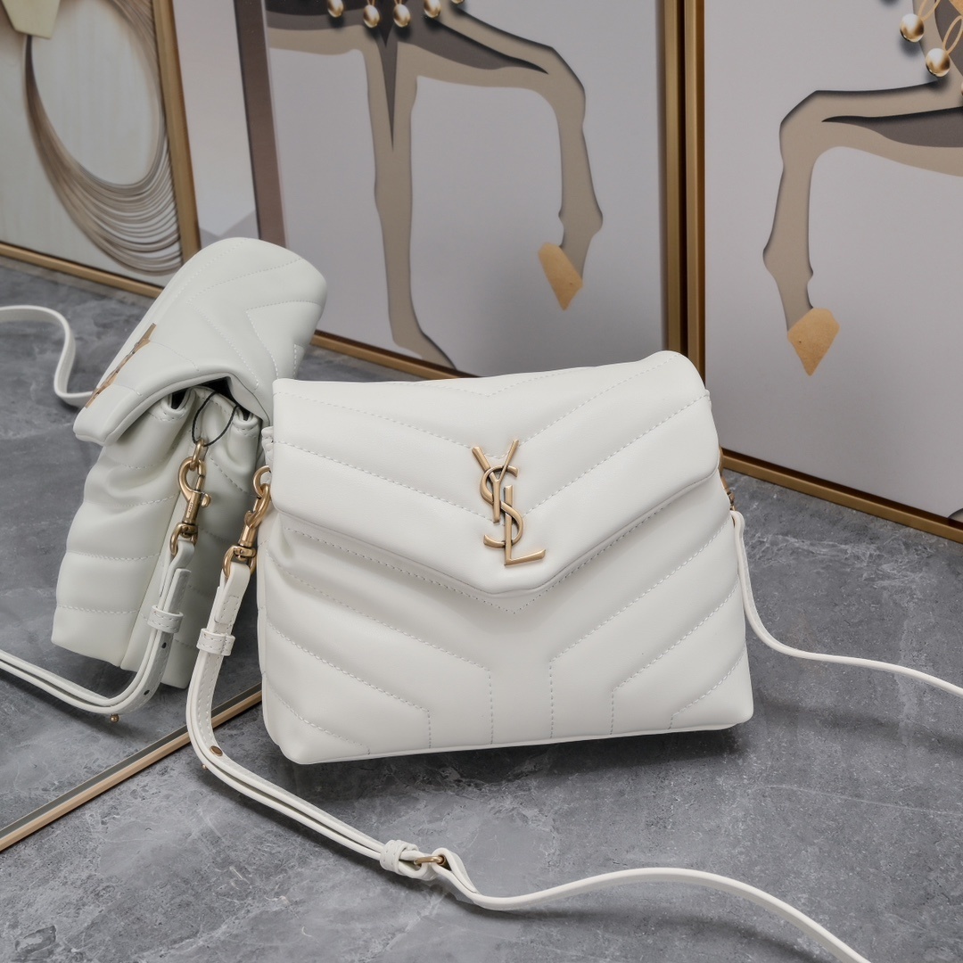 yves saint laurent quilted white leather bag - 20x14x7cm