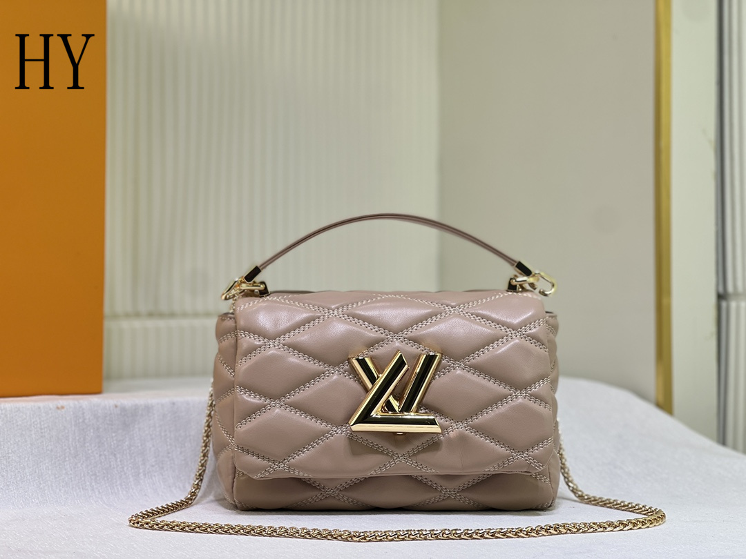 louis vuitton quilted handbag 23x16x10 cm